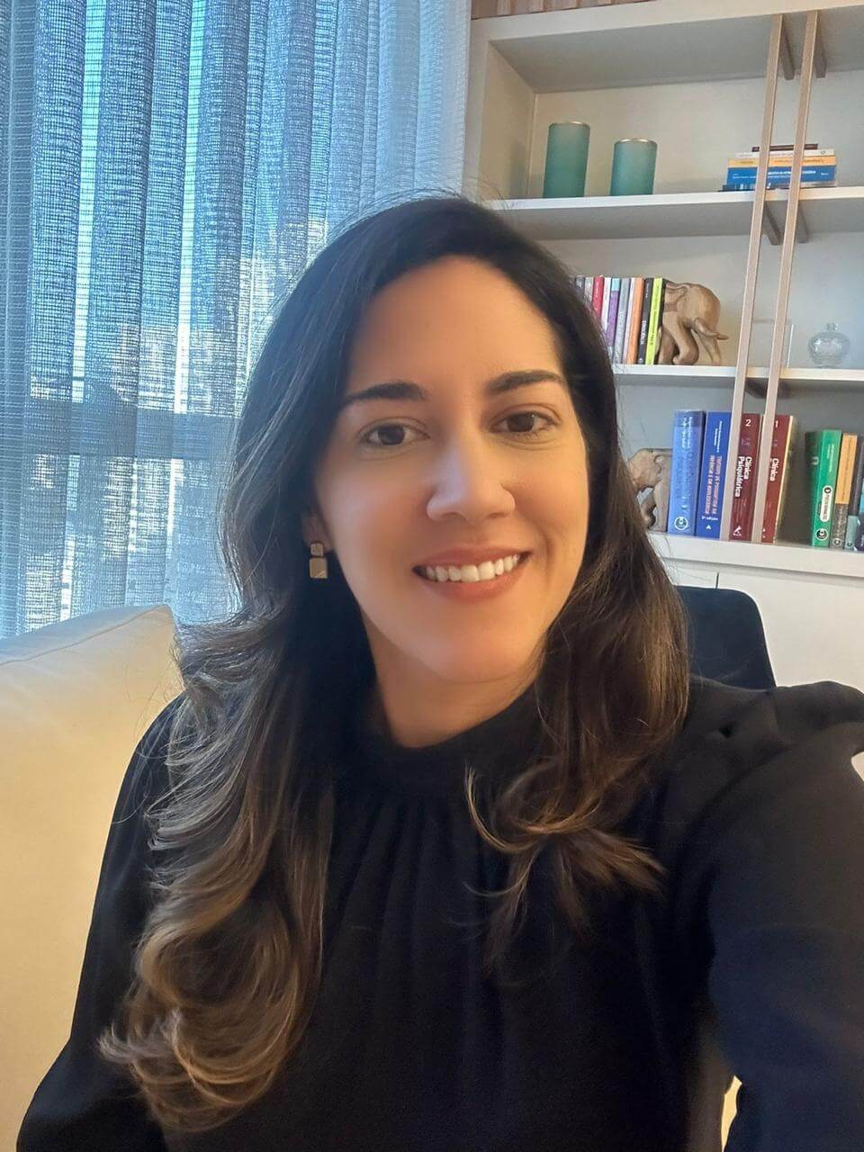 Dra. Lara Sampaio, psiquiatra em Fortaleza