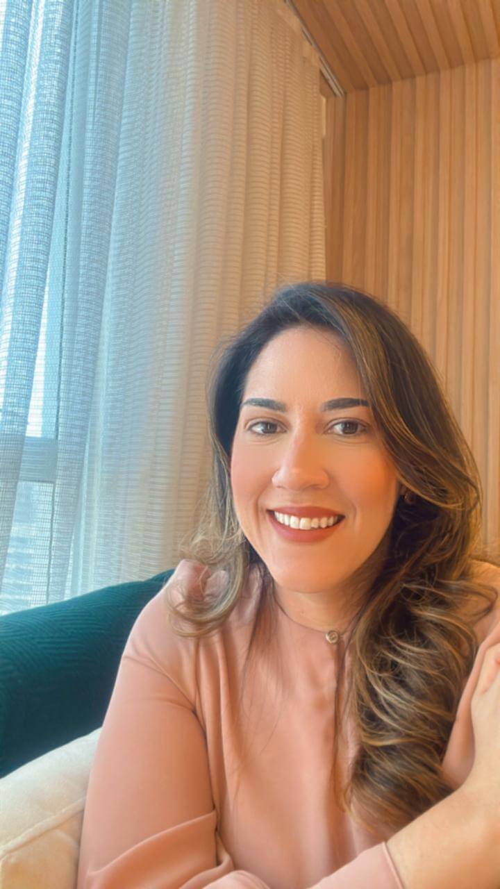 Dra. Lara Sampaio, psiquiatra em Fortaleza, no consultório